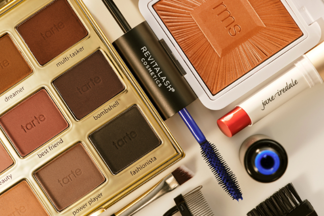 An assortment of luxury makeup gift sets, eyeshadow palettes, and lip kits perfect for any beauty enthusiast's wishlist.